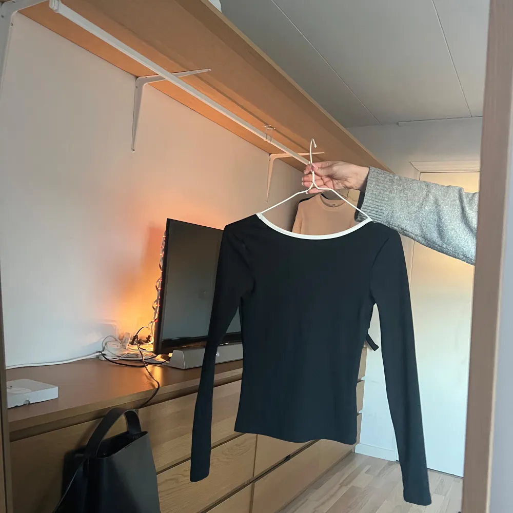 Man kan ha tröjan både bak och fram men är gjord för att den urringade ska vara i ryggen. Använd fåtal gånger i nyskick💕. Neuletakit & Villapaidat.