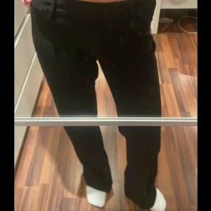 Svarta byxor från H&M - Snygga svarta byxor från H&M med en klassisk design. Byxorna har en rak passform och är perfekta för en stilren look. Tillverkade i ett bekvämt material som passar till många olika tillfällen.