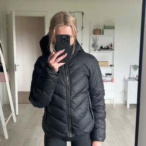 Svart dunjacka från G-Star RAW - Säljer en svart dunjacka från G-Star RAW. Jackan har en dragkedja framtill och en huva för extra värme. Perfekt för kyliga dagar med sin stilrena design och bekväma passform.