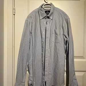 U.S Polo Assn - Klassisk U.S Polo Assn skjorta med vit och blå randig färg. Mycket bra skick, inga skador eller liknande. Säljes för 350kr. Vid frågor eller funderingar så är ni välkomna i dm.