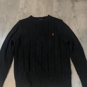 Ralph Lauren tröja  - Säljer min kabel stickade Ralph Lauren tröja som är i storlek L. Jätta bra skick. 