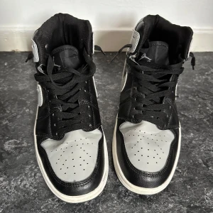 Svart och grå Nike Air Jordans 1 - Tecken på färg vid en häl (se bilder), dessutom några veck eftersom de har använts lite , vilket bara gör dem mer bekväma att gå i.