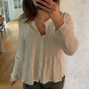 Vit blus från Superdry - Säljer en stilren vit blus (skjorta?) från Superdry med knappar framtill och dekorativa spetsdetaljer. Blusen har långa ärmar och en luftig passform, perfekt för en avslappnad look. Passar bra till både jeans och kjol nu inför sommaren❣️❣️(nytvättad därför den e skrynklig) pris kan diskuteras så var inte rädd för o skriva🥰