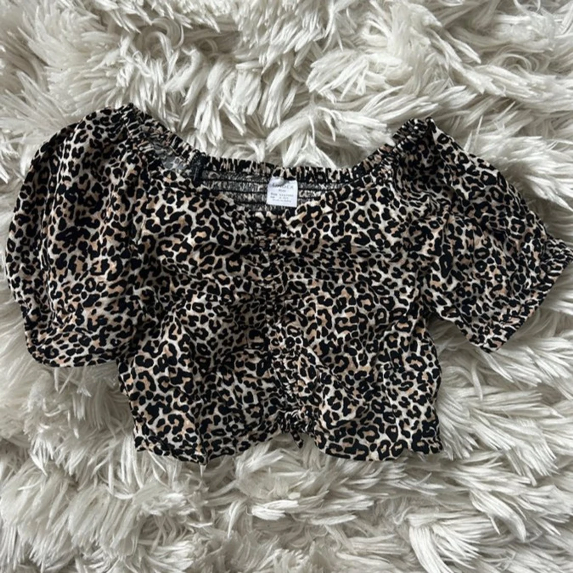 Leopardmönstrad offshoulder topp