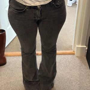 Svarta bootcut jeans - Säljer mina svarta bootcut jeans med låg midja. Köpta från gina för ungefär 1 år sedan, har använts 2-3 gånger🥰