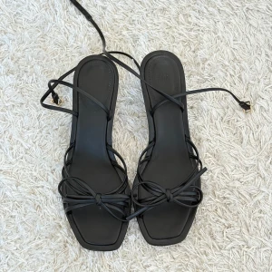 Svarta klackskor från H&M 38 - Gulliga klackskor från H&M i strl 38, aldrig använda 🫶🏼 Finns inte kvar på hemsidan, köptes för 379kr 