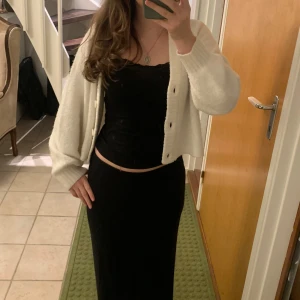 Vit stickad kofta - Jätte mysig kofta ifrån gina tricot!  I barnstorlek 152 men skulle säga att den sitter som xs