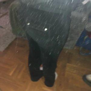 Svarta Juicy byxor  - Svarta juicy byxor är helt nya andvend 3/4 gonger storlek xxs hete fina skriv för fler bilder eller frågor 😊pris kan diskuteras 