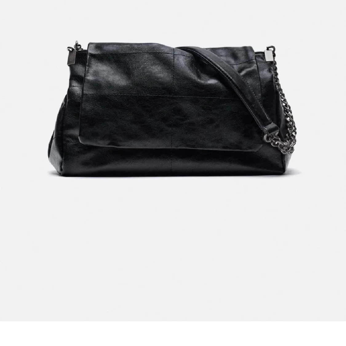 Svart axelväska med kedjedetalj - 1