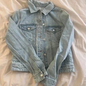 Ljusblå jeansjacka - Säljer ljusblå jeansjacka då den är lite för liten för mig men annars jättesnygg. Perfekt för vår och sommar!💕