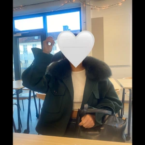 Meotine kappa med pälskrage - Meotine mörkgrön kappa från meotine i storlek s/m! Perfekt till alla årstider!! Skriv för fler bilder💚💚💚pris går att diskuteras!! Det saknas en knapp på ena ärmen! Nypris:3000 kr 
