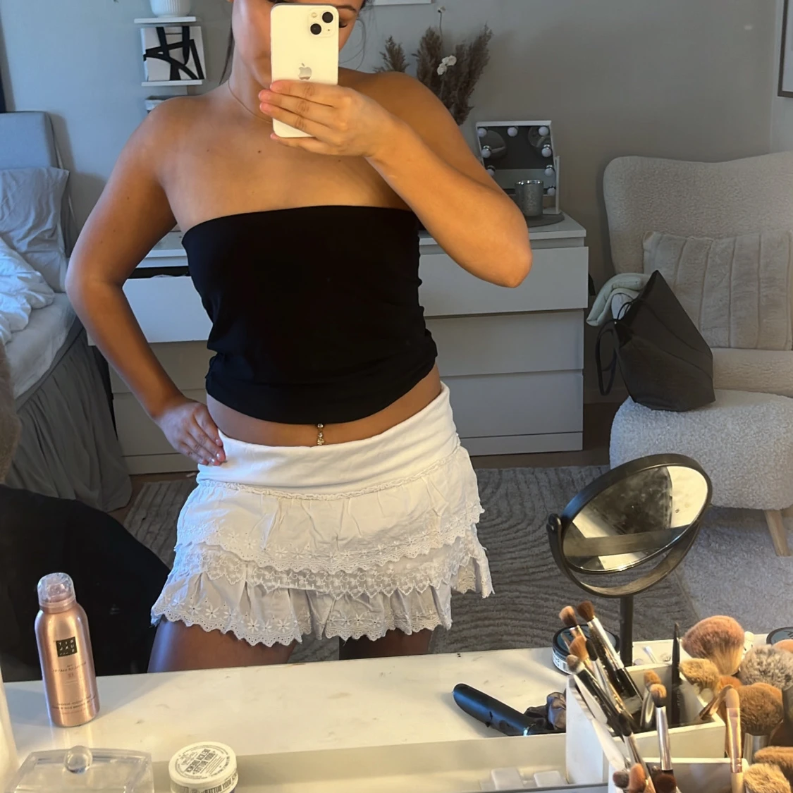 Vit kortkjol med spetsdetaljer - 1