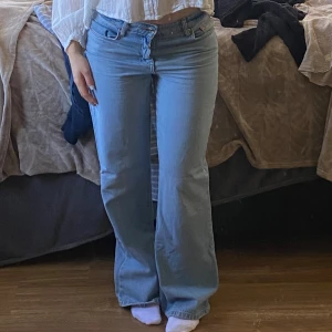 lågmidjade baggy jeans / low waisted baggy jeans - Säljer dessa sjukt snygga jeans från gina! 🙌🏼 De heter ”perfect wide jeans It blue” på gina tricots hemsida. 🥂 Nypris 499kr, de är använda 2 gånger & är helt i nyskick! 🌻                                                                                              - midjemått ca 37 cm😇                                                                               - längd på hela benet ca 104 cm 🌸                                                          • low baggy jeans • low waisted straight jeans