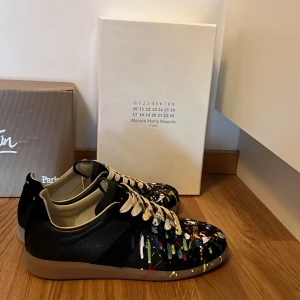 Maison Margiela skor - Säljer ett par fina maison margiela i storlek 42, Har använt dem ute 2 gånger så dem är som helt nya det finns även kvitto och box, skriv vid funderingar 