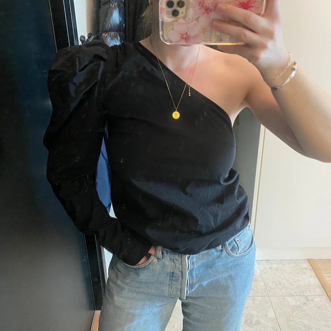 Svart oneshoulder topp