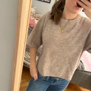 Beige stickad tröja - Säljer en beige stickad tröja med trekvartsärm. Tröjan har en rund halsringning och en avslappnad passform. Perfekt för en stilren och bekväm look.❤️