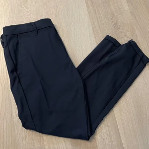 Kostym/ Goflbyxor! - Ett par Gabba kostym/ Golfbyxor, det är ett väldig mjukt och skönt material || ny pris 999kr || skick 10/10 || marinblåa || bara att höra av dig vid frågor || priset är inte hugget i sten☺️