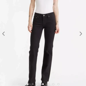 Svarta jeans från Levis - Jätte snygga svarat superlow boot jeans från Levis, dem är mer boot på än vad dem ser ut att vara på första bilden. Säljer då dem inte kommer till användning. Dem passar mig som vanligtvis har 36/38