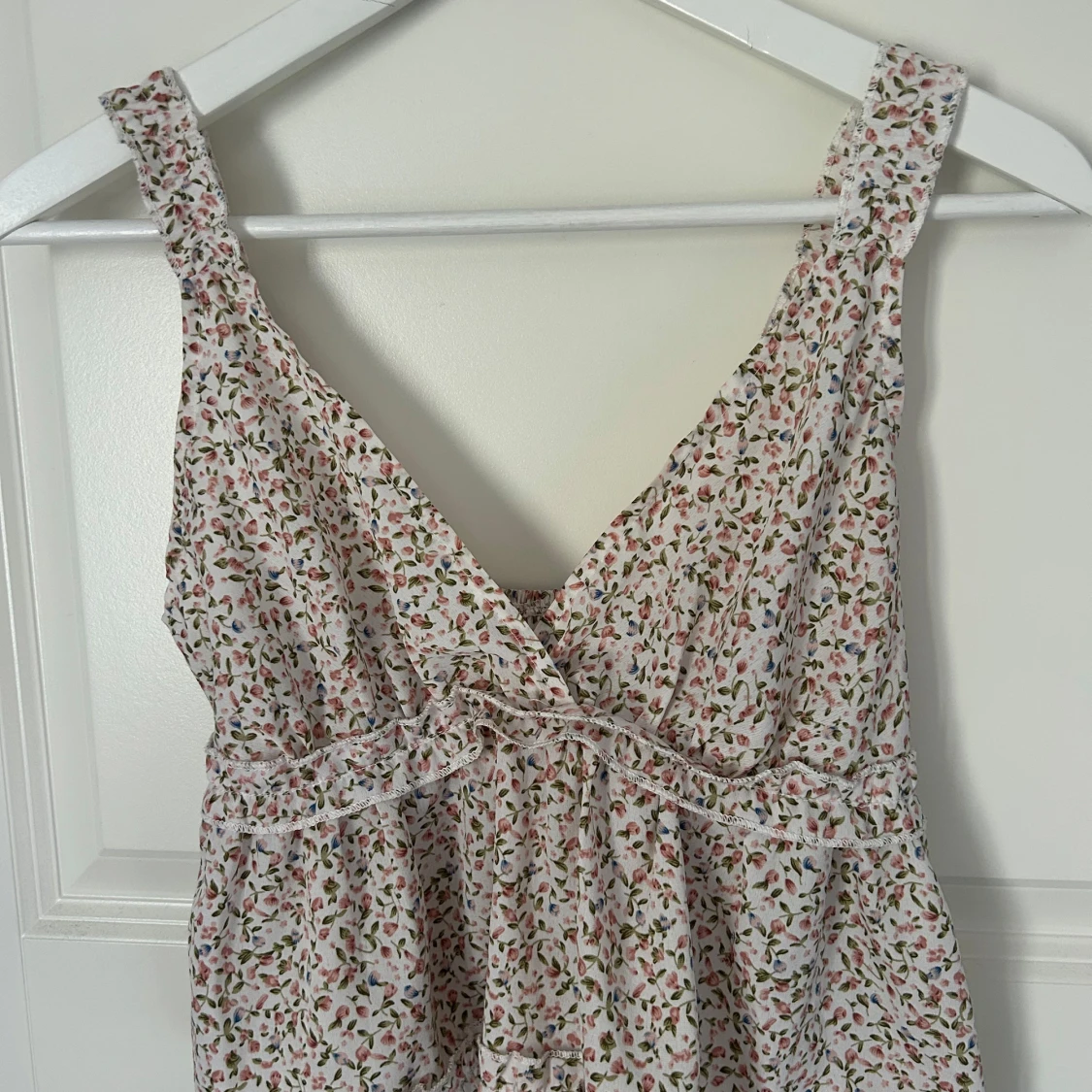 Blommig ärmlös topp - 1