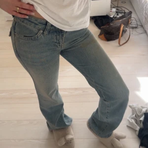 Blå bootcut jeans - Snygga ljusblå bootcut jeans med låg midja. Helt oanvända