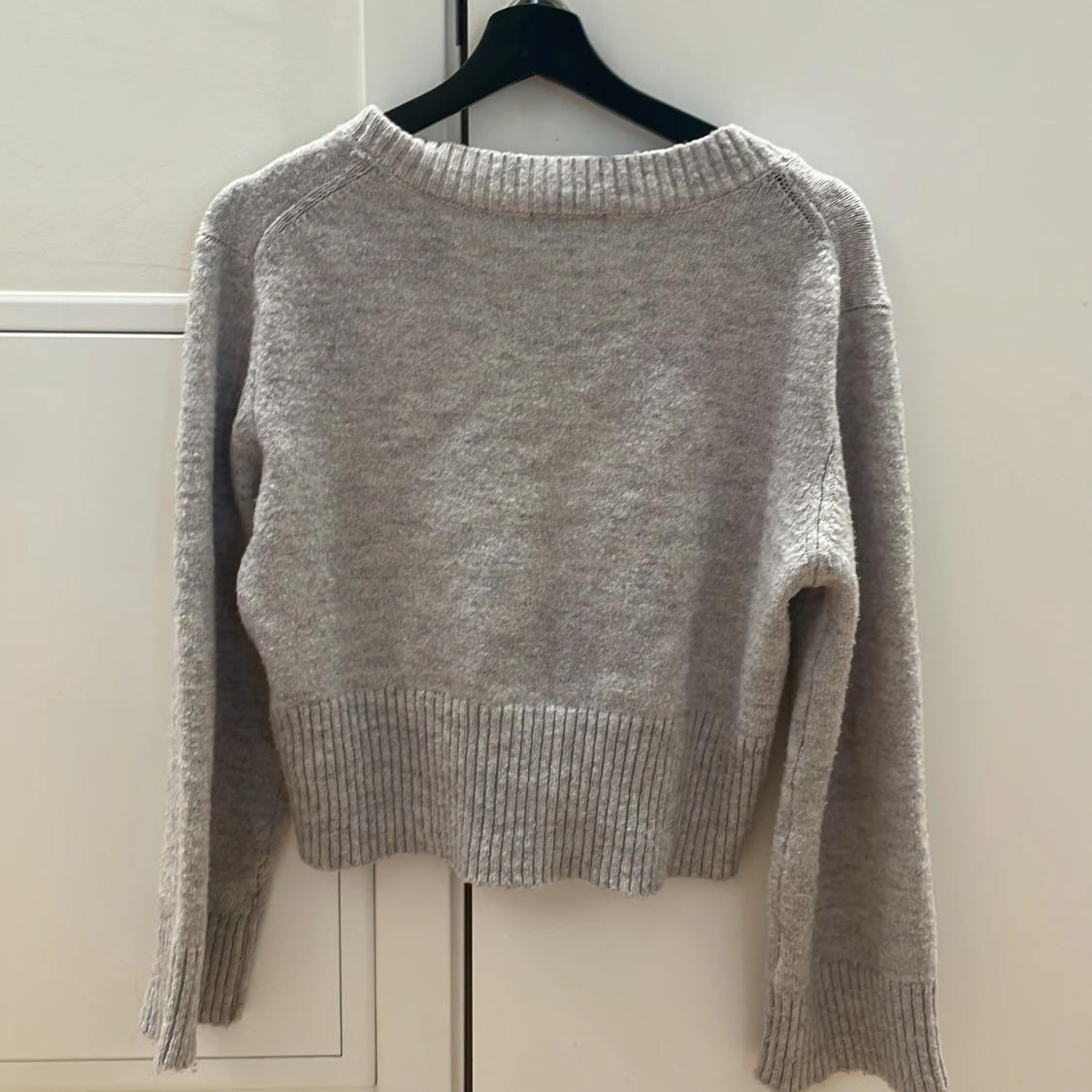 Grå stickad tröja med v-ringning,  - 1