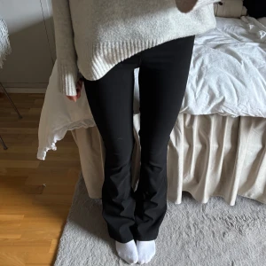 Svarta högmidjade bootcut jeans - svarta bootcut byxor med hög midja. Längd tall (passar perfekt till ≈175-180)