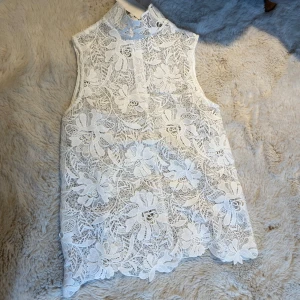 Vit spetstopp - Säljer en jättesnygg spetstopp från H&M i storlek XS i nyskick där original priset är 299kr❣️