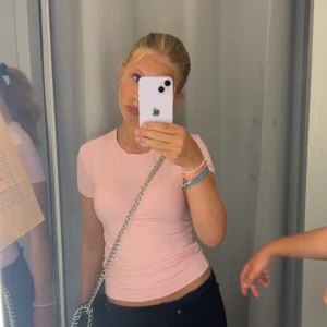 Rosa kortärmad topp - Säljer en söt rosa kortärmad T-shirt som är använd en gång så väldigt bra skick❣️