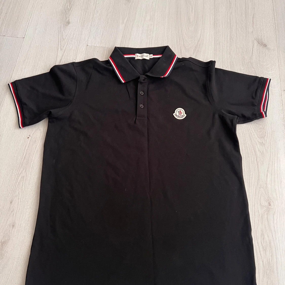 Svart pikétröja från Moncler