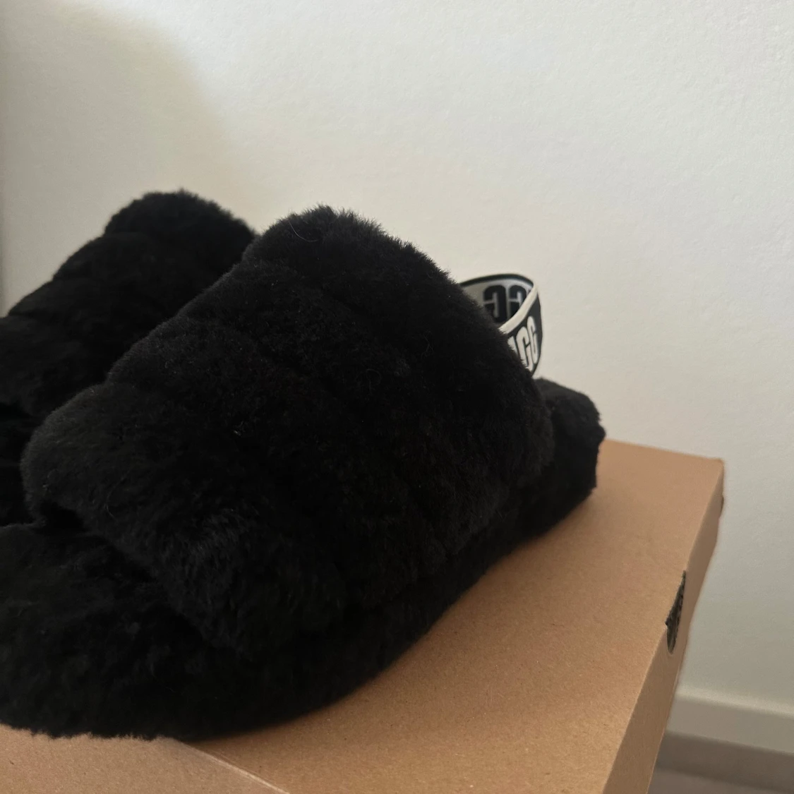 Svarta fluffiga tofflor från UGG - 3