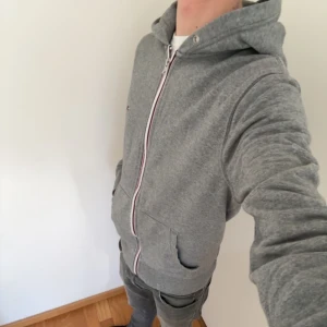 Tommy Hilfiger zip hoodie - Tommy Hilfiger zip hoodie i fint skick, storlek M men passar S
