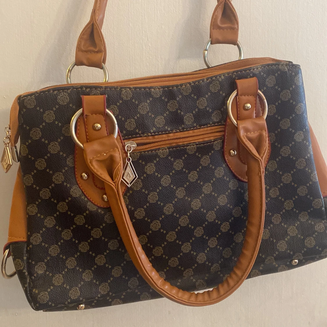 Mönstrad handväska med bruna detaljer - 2