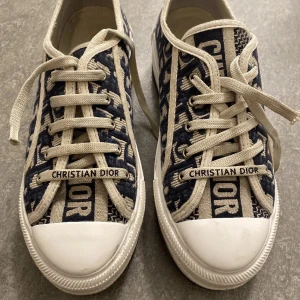Christian Dior sneakers - Säljer dessa jätte fina Christian dior skorna. De är köpta här på Plick, så har inte äktetsbevis. Passar även 39 och dessa är lite högre i sulan 