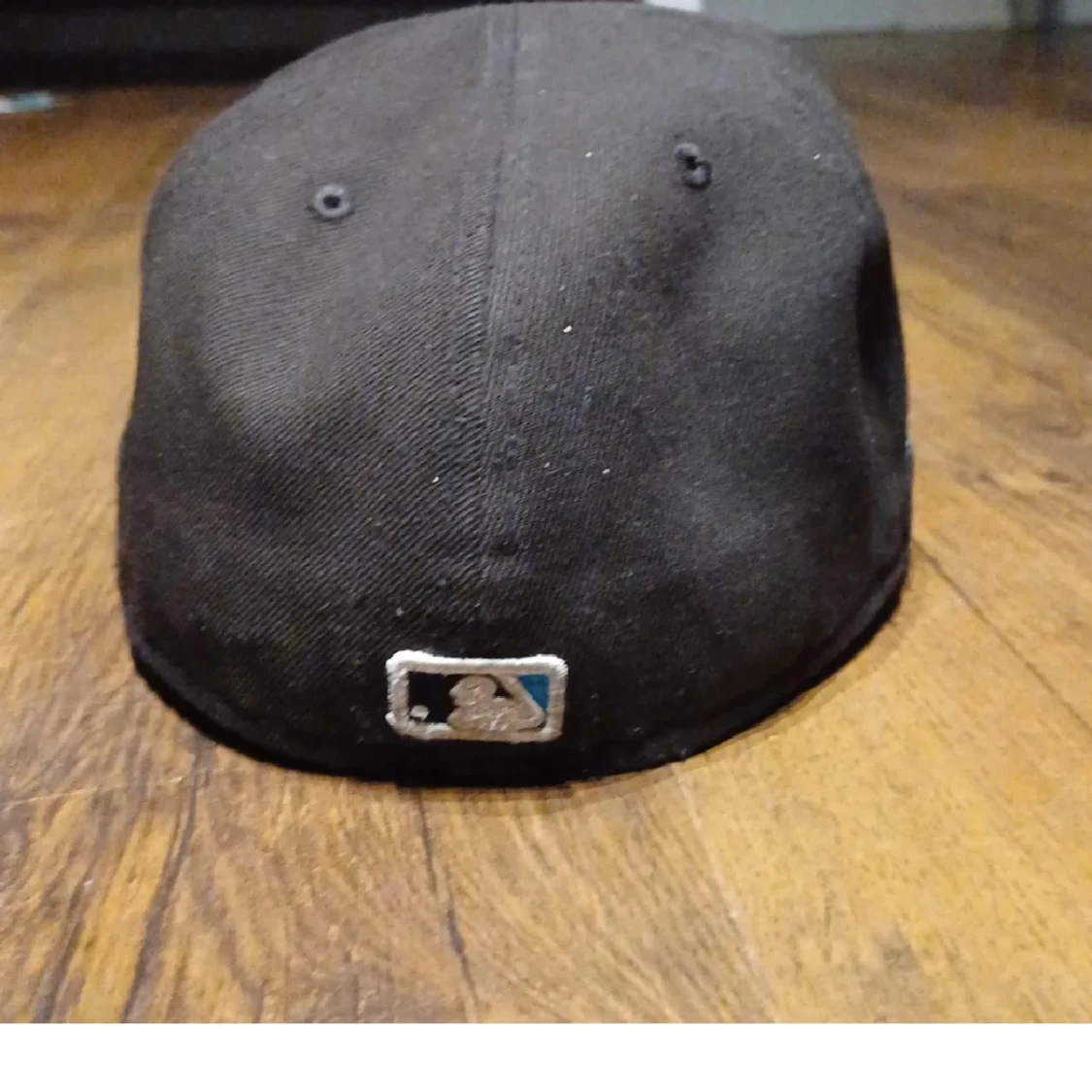 Svart keps med broderad logotyp - 1