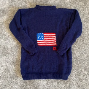 Stickad tröja med flagga - Riktigt snygg och ny stickad tröja med flagg mönster och ”RL”