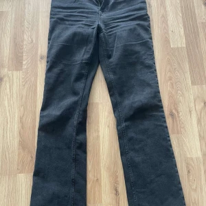 Svarta byxor - Snygga svarta byxor med normal passform och raka ben. Perfekta för en stilren look. Byxorna har fickor bak och en klassisk design. Aldrig använda, köpta för 499kr