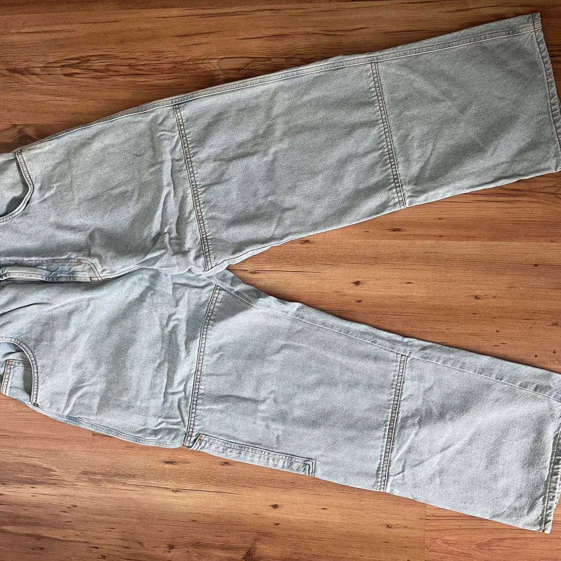 Ljusblå jeansbyxor från District FortySix