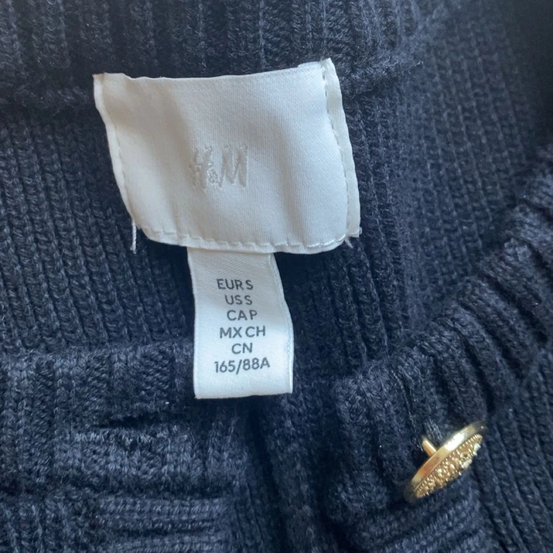 Svart stickad klänning med guldknappar - 3