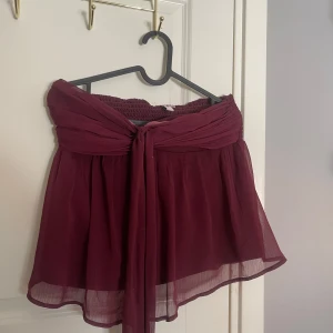 Vinröd knytblus - Säljer en söta vinröda blus med knyt i halsen. Den har tyvärr blivit för liten så säljer den nu pågrund av de😍 skriv om ni har några funderingar😇
