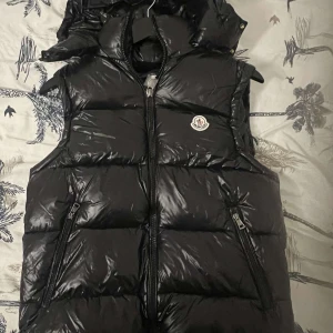 Moncler dunväst - Mycket fin moncler väst som ej används, kvaliten är 10/10 och den passar M. Hör av er vid intresse!