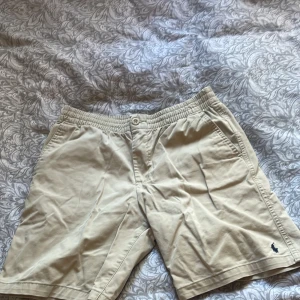 Beige shorts från Ralph Lauren - Säljer ett par riktigt snygga shorts från Ralph lauren, skulle säga att de passar 13-14 åringar