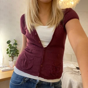 vinröd kortärmad kofta - Såå söt kofta❤️‍🔥❤️ skriv om du vill köpa (endast via Plick)!🤩