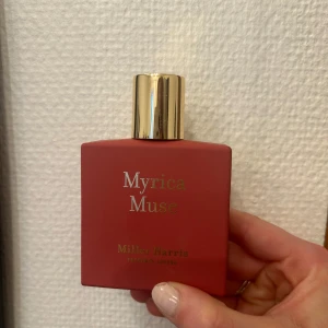 Myrica Muse parfym - Härlig parfym från Miller Harris. Se doftnoterna på tredje bilden. Knappt använd, kanske 40 ml kvar.