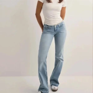 Ljusblå lågmidjade jeans - Snygga ljusblå bootcut lågmidjade jeans med fransar. Super trendiga från Nelly!