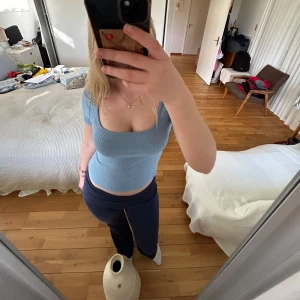 Blå ribbad topp - Blå ribbad topp med korta ärmar, skulle anta att det är storlek S då lappen är borta 💋