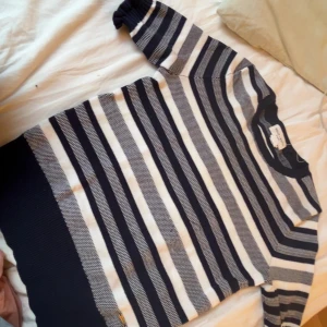 Randig tröja från Holly & White - Säljer en snygg randig tröja från Holly & White. Tröjan har en klassisk marinblå och vit färgkombination med långa ärmar och rund hals. Perfekt för en stilren look.KÖP INTE VIA KÖP NU SKRIV I MIN DM PÅ PICK