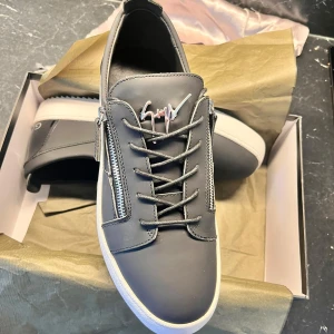 Giuseppe Zanotti - Mina fina dojjor i 44, helt nya och redo att användas. Skriv i PM för mer info. Priset kan sänkas vid snabb och smidig affär