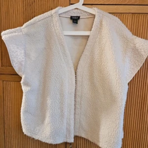 Vit pälsväst från Lindx - Fin teddy väst med volang. Perfekt till våren!! Från Lindex i storlek M/L☺️.