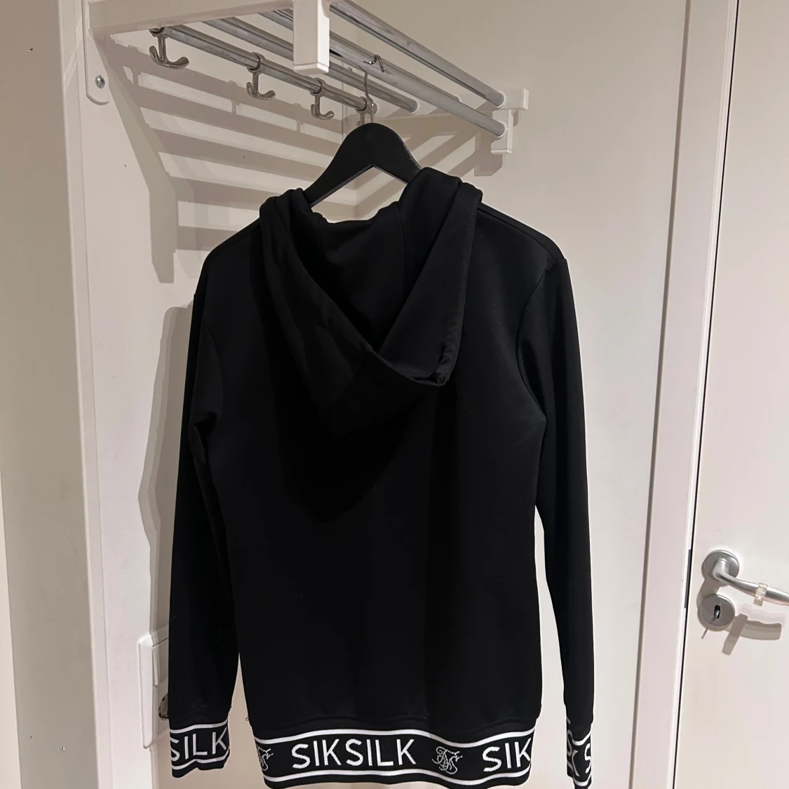 Svart hoodie från SikSilk - 2