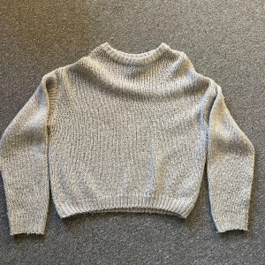 Grå stickad tröja - Säljer en grå stickad tröja🩷säljer då den ej passar och sitter som jag vill längre! Nästan oanvänd 